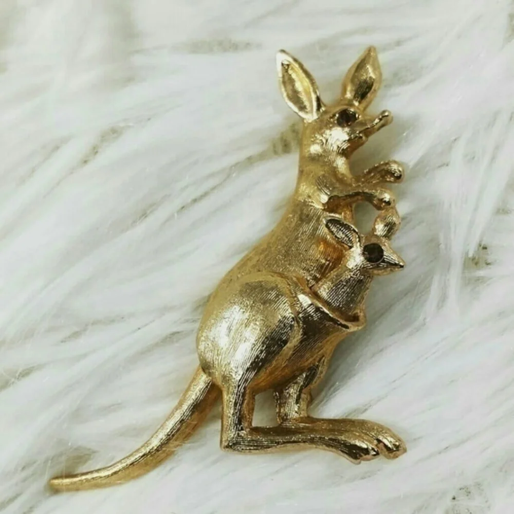 Vintage Avon Kangaroo And Joey Brooch Pin